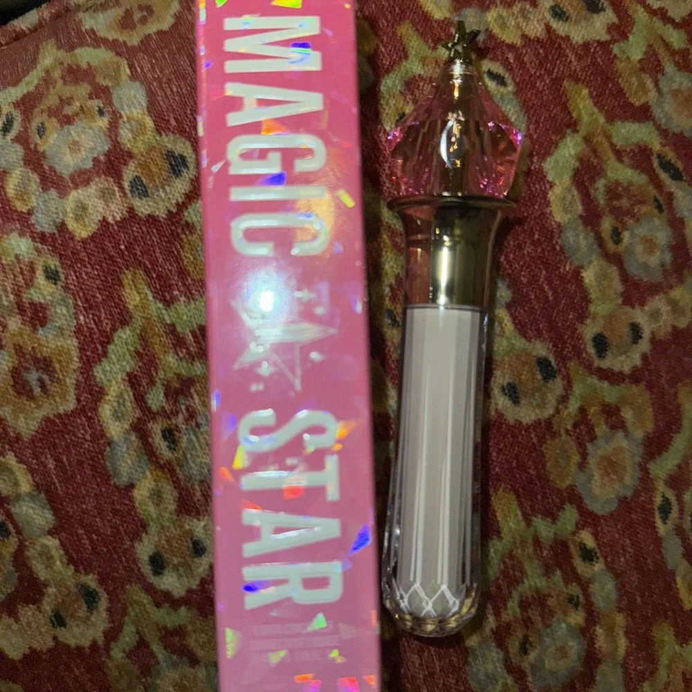 JEFFREE STAR Magic Star Liquid Brightening Concealer C4.5- NEW Light